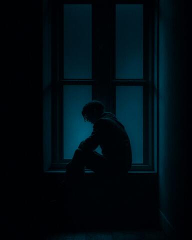 silhouette_ou_personne_pensive_seule_dans_une_ambiance_sombre_ou_melancolique